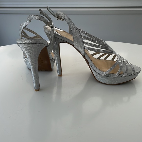 Sz 9.5 Gianni Bini Silver Strappy Sandals - Picture 3 of 4